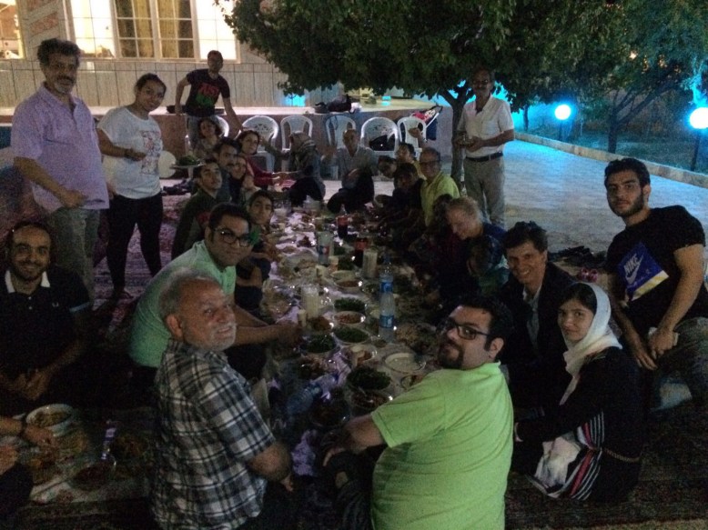 Im Iran unterwegs: Abendessen im Garten!
