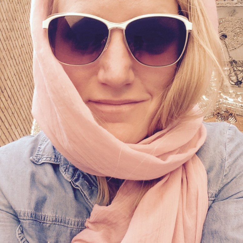 Wearing a  scarf - moderne Interpretation des Kopftuchs