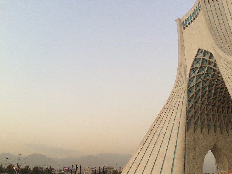 Sonnenuntergang am Azadi Tower in Teheran