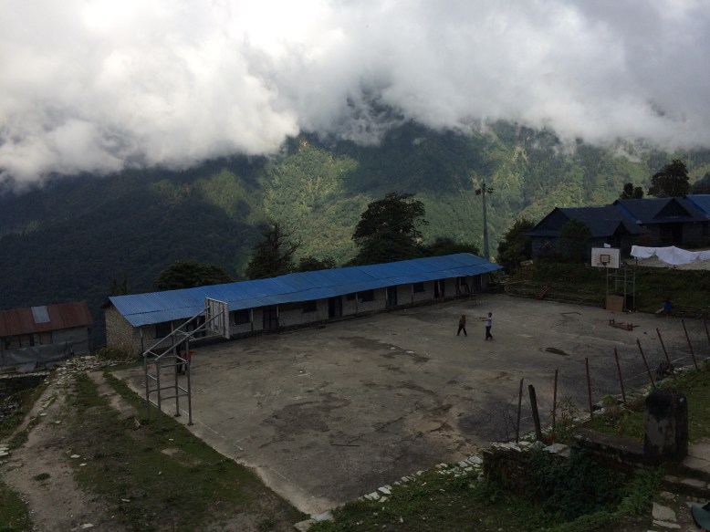 Nepal: Basketball-Court in Ghorepani auf 2.874 Meter.