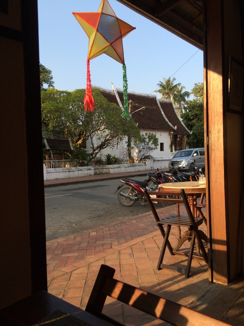 Laos: Das Le Banneton - Blick auf den ggü.-liegenden Tempel