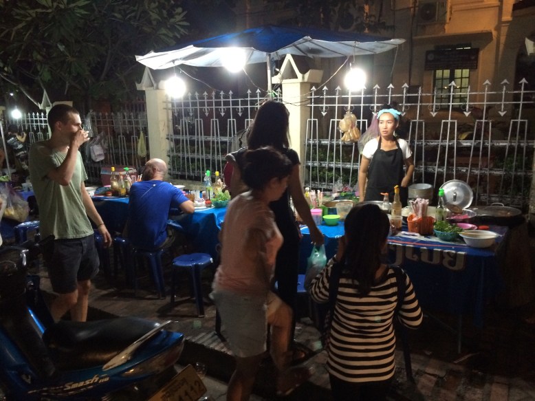 Laos: Eine Suppenküche am Straßenrand