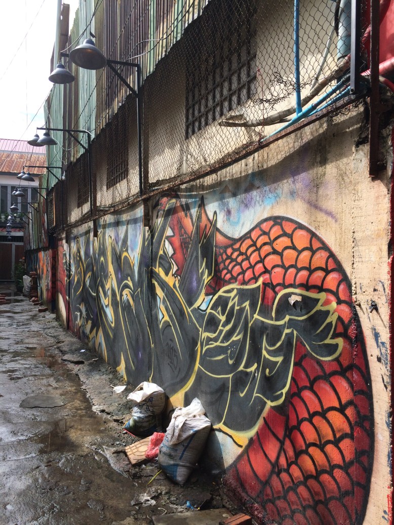 Kambodscha: Die Gasse in der sich das Artillery-Café befindet