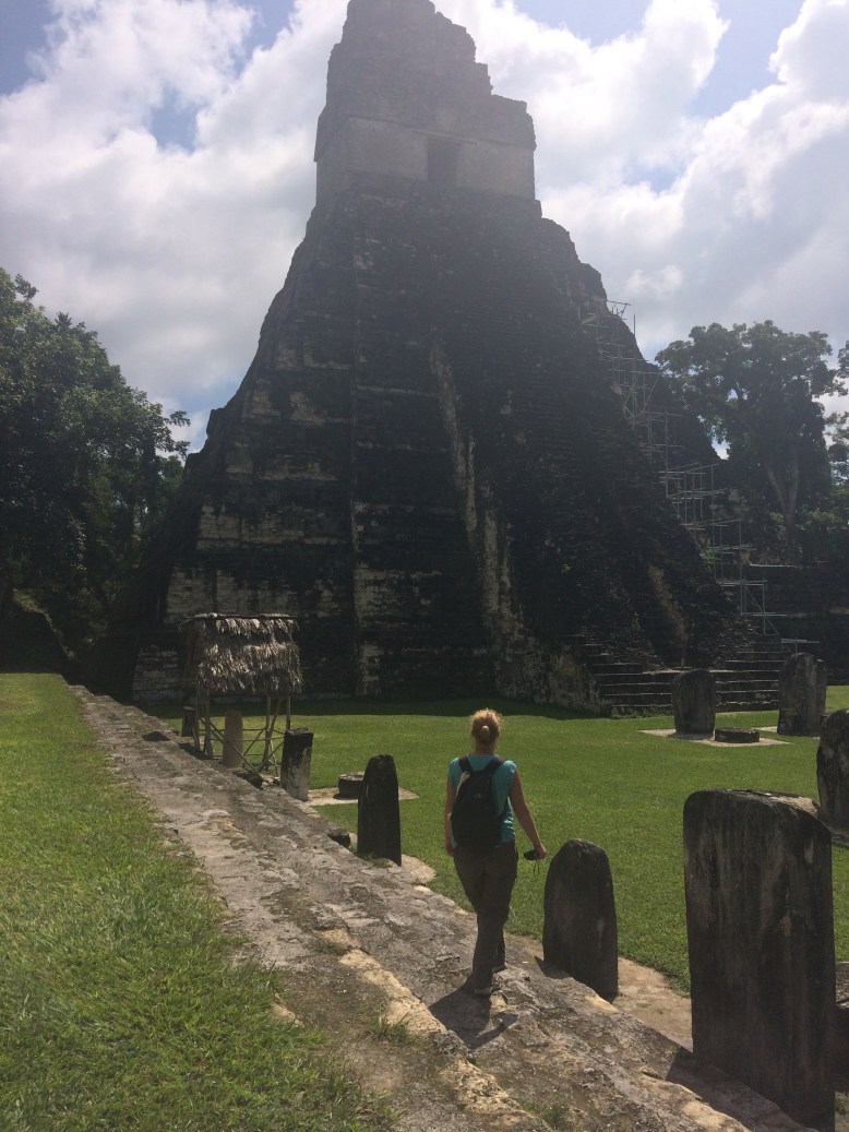 Auf dem Gran Plaza von Tikal 