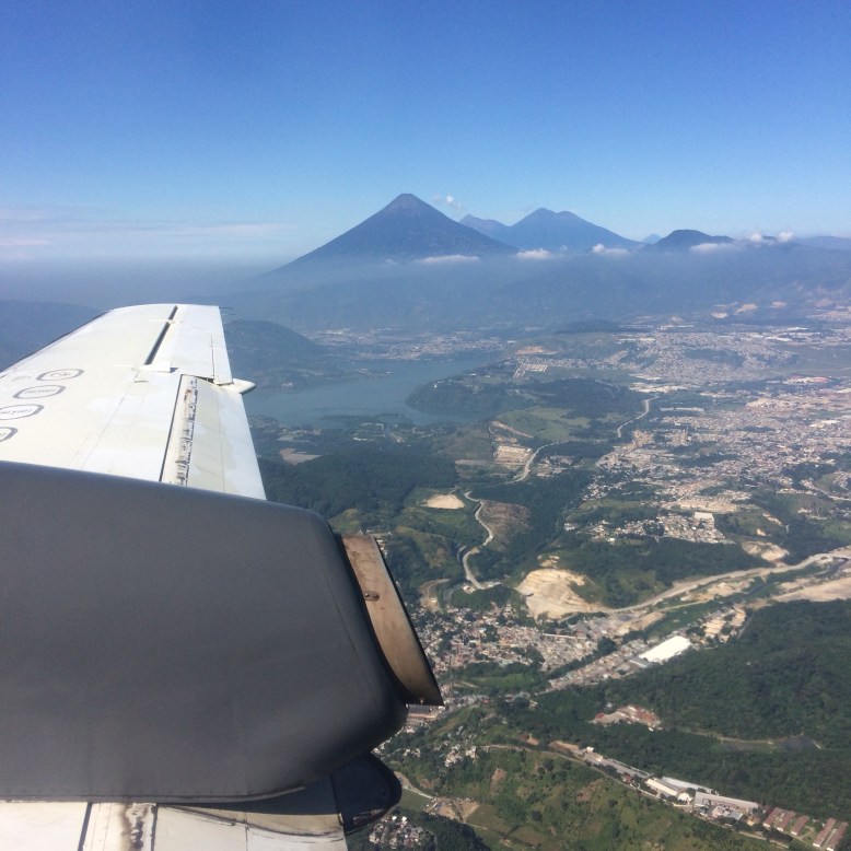Mit einer Propellermaschine geht’s von Flores nach Guatemala Stadt