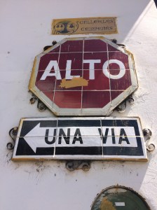 Selbst die Straßenschilder verzieren die Stadt