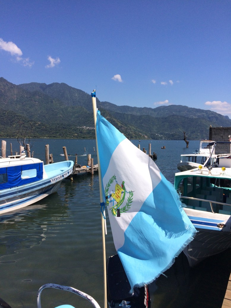 Bienvenidos in Guatemala - die guatemaltekische Flagge ist omnipräsent