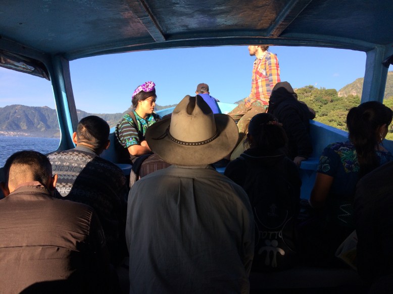 Morgens um 7:00 Uhr in Guatemala: Ein klassisches Pendler-Boot auf dem Atitlán-See