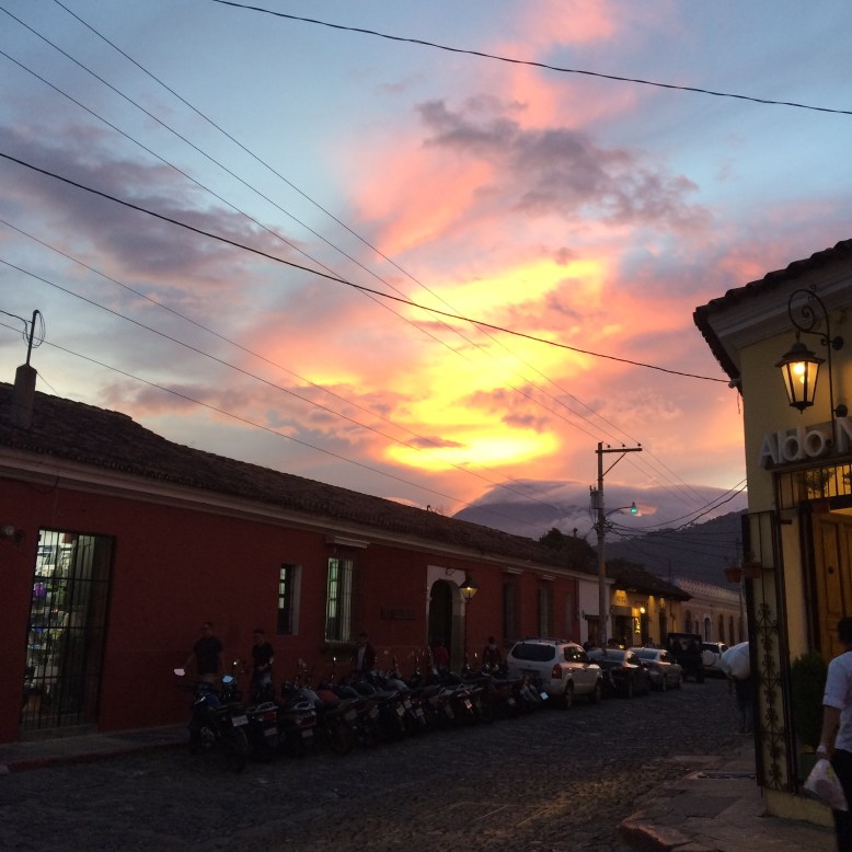Der Sonnenuntergang über Antigua vom Parque Central aus Der Sonnenuntergang über Antigua vom Parque Central aus