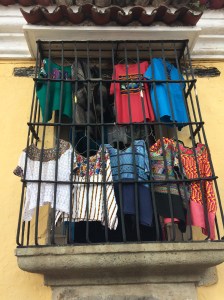 Fenster mit Gitter in Antigua Guatemala als Wäscheständer