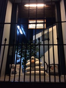 Fenster mit Gitter in Antigua Guatemala als Schaufenster für Kissen