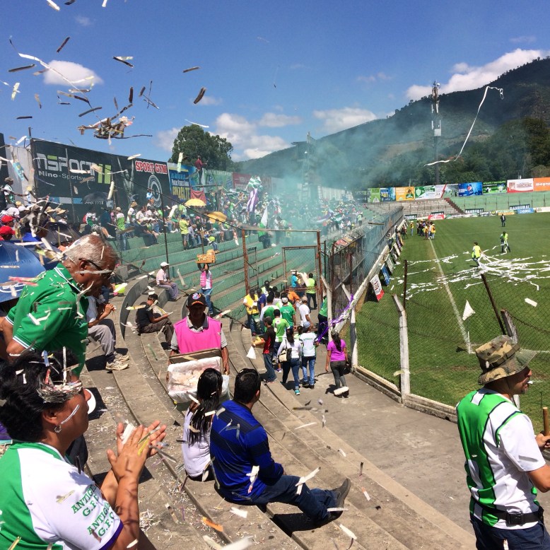 Ein der vielen Konfetti-Eruptionen mit zeitgleicher Pyro-Explosion! Ein der vielen Konfetti-Eruptionen mit zeitgleicher Pyro-Explosion!