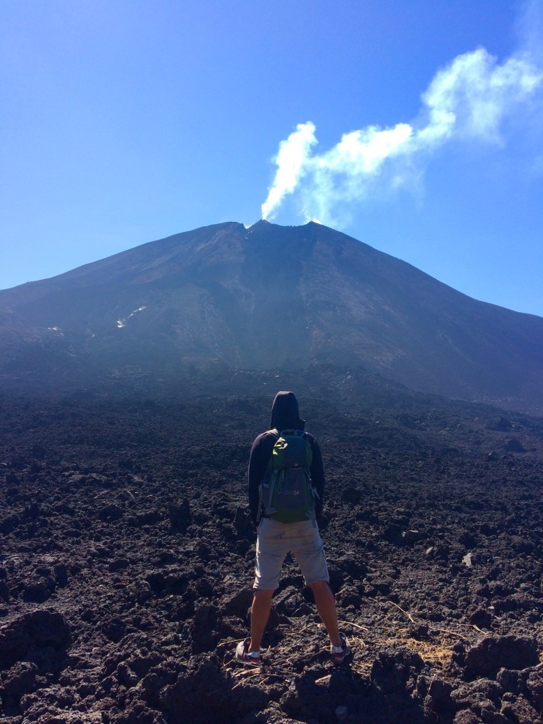 Angesicht in Angesicht mit dem Pacaya, einem aktiven Vulkan Angesicht in Angesicht mit dem Pacaya, einem aktiven Vulkan