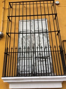 Fenster mit Gitter in Antigua Guatemala: Klassisch